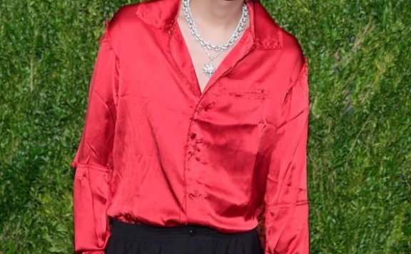 吴亦凡大胆挑战颓废造型,留胡茬惹争议