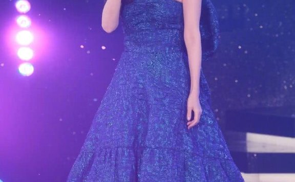 周慧敏波浪长卷发搭一身紫衣气场全开,未修图也很惊艳
