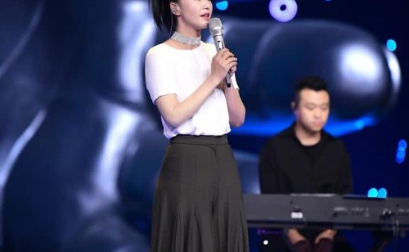 谭维维白色T恤配阔腿裤,脖子上几排“碎钻”吸睛十足