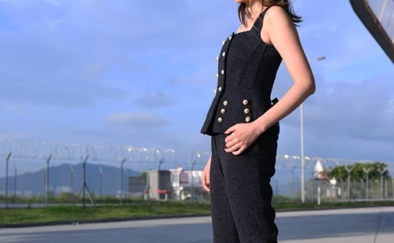 陈慧琳真会穿，露肩衣搭配白裙俏皮似少女