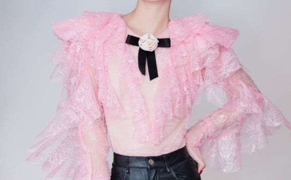 李沁越来越会穿，透视装搭皮裤美起来不低调，28岁仍少女感十足