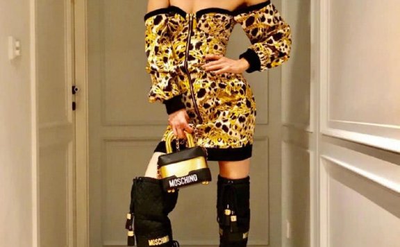 46岁郑秀文晒私服,撞衫迈克尔·杰克逊20岁女儿,谁更美?