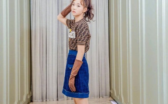 吕小雨长筒袜故意堆起来，瞬间显高10厘米