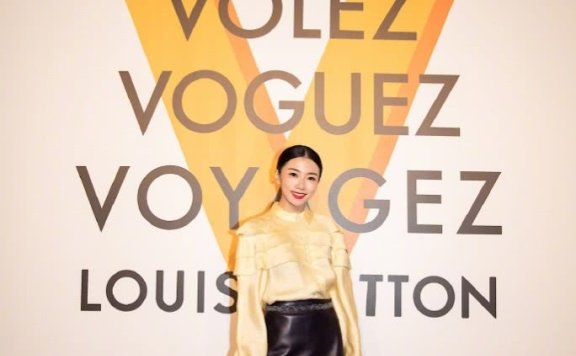 程晓玥穿黑色过膝长裙，不小心让小腿以下更短了