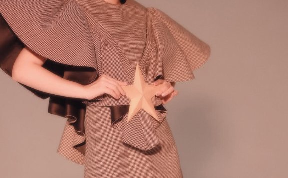 火箭少女新大片,赖美云扎哪吒头画雀斑妆,年轻人真会玩!