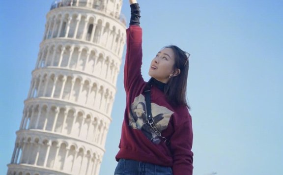 马苏P图真厉害,伸手就能摸到斜塔,却不慎曝光自己的大象腿