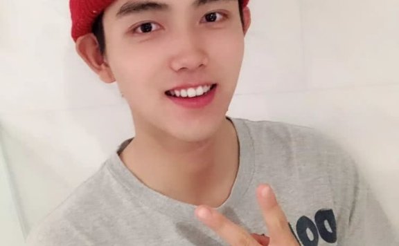 陈飞宇戏里演绎热血英雄,戏外用黑白LOOK展示不同青春态度