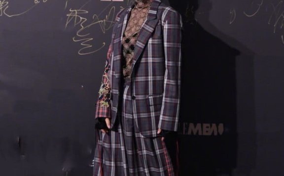 西装肥大不合身,穿上却格外显瘦,46岁宁静穿出Slay效果