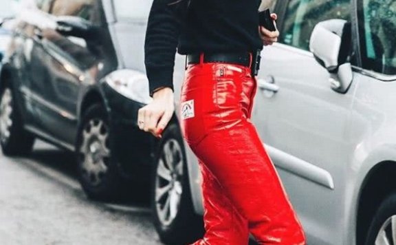 欧美街拍 皮革横行秋天，你需要一条又飒又高级的皮裤