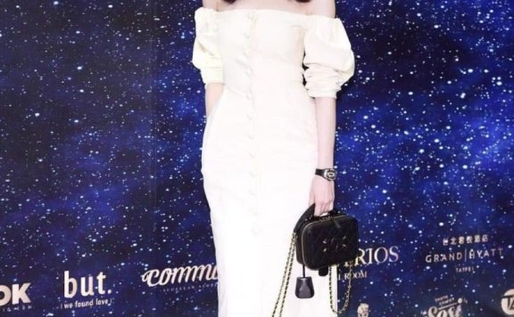 王心凌真会扮嫩!穿白色露肩长裙少女感满满