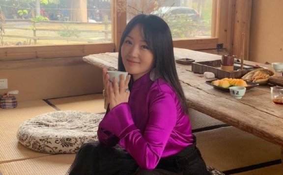 杨钰莹近照曝光：留标志性长发 皮肤光滑白皙像20岁少女