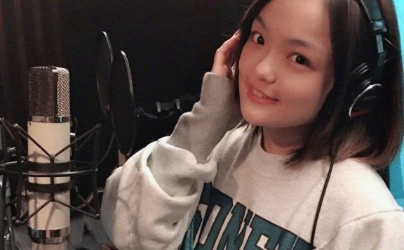 面具也挡不住徐佳莹好看的大眼睛