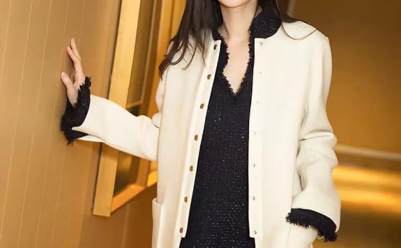 秋瓷炫长裙+大衣很有女人味,很温柔
