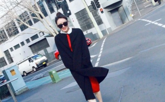 40岁胡静驼色风衣搭配长筒靴,秒变20岁少女