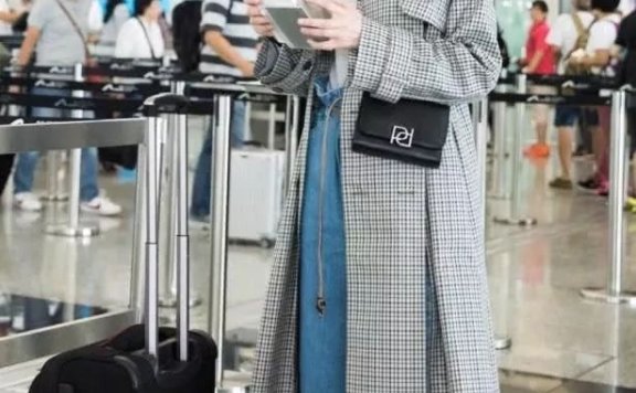 梁洛施胆子真大,把芭比粉毛衣当作普通毛衣穿,上镜圈粉!