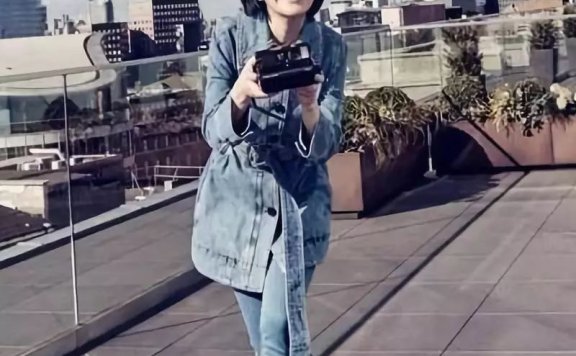 许晴活成公主,利索的短发非常酷帅