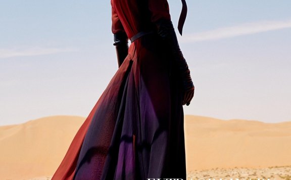 辛芷蕾登《时尚芭莎》12月别册封面 开启自己的寻光之旅