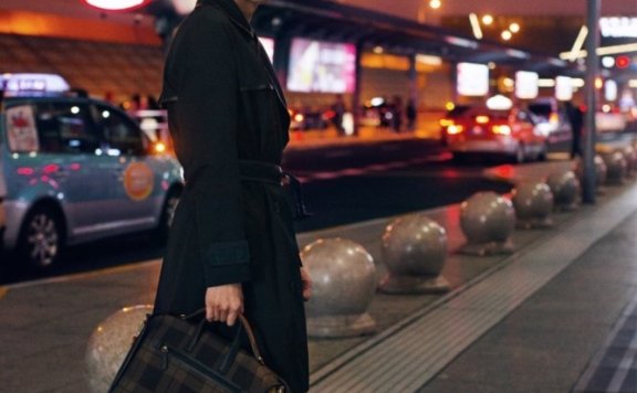 张若昀机场街拍，穿黑色风衣解锁秋冬新时尚，时髦不失温度！