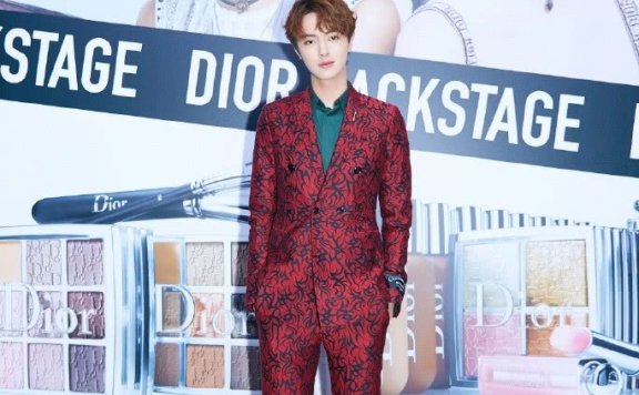 官鸿靠颜值HOLD住红配绿,微微一笑温暖整个世界