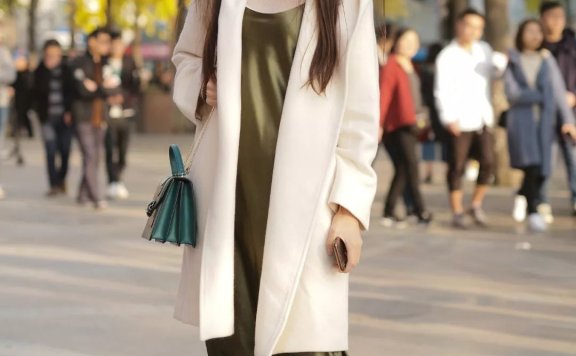 【滚叔街拍】今起街拍换上金色的背景,与你们的奶油色冬衣超配的哦!