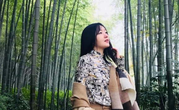 杨钰莹衬衫搭配贝雷帽时髦减龄，像个18岁少女