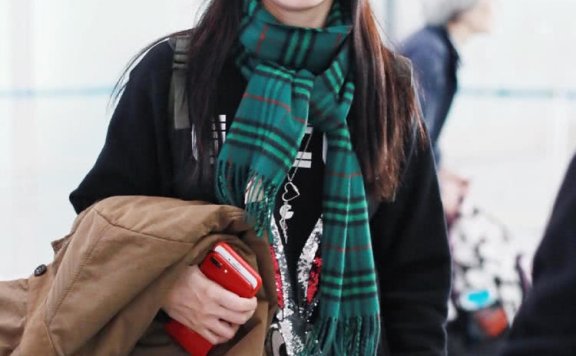 姚晨与老公现身机场,一条喇叭裤显瘦又显高