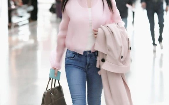 47岁杨钰莹，穿整套牛仔装还原“年代感”可依旧没能扛住岁月！