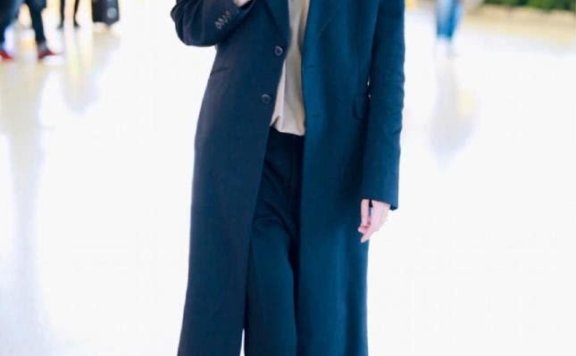 终于相信韩火火178了，穿修身西装裤配风衣，腿长就有1米2