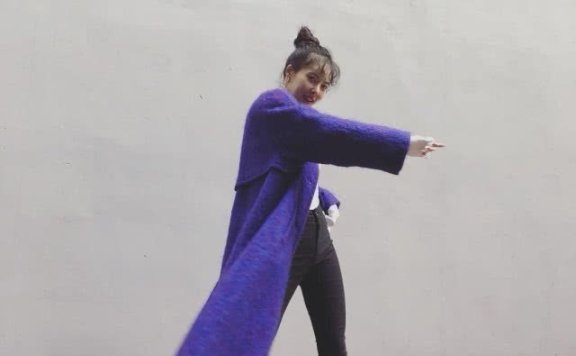 金泫雅穿紫色大衣灵动又有仙气,一起学习下吧