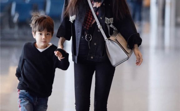 霍思燕携嗯哼走机场，穿破洞裤有“小心机”，简直潮范又保暖