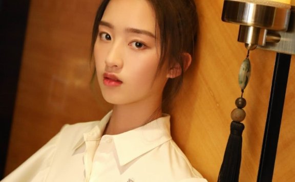 13岁搭档王俊凯、周迅为她作配,这个00后小花背景有多深?