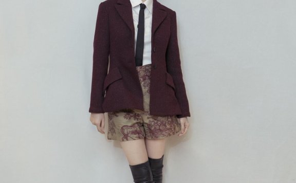 苗苗变身西服酷女孩 充满青春活力