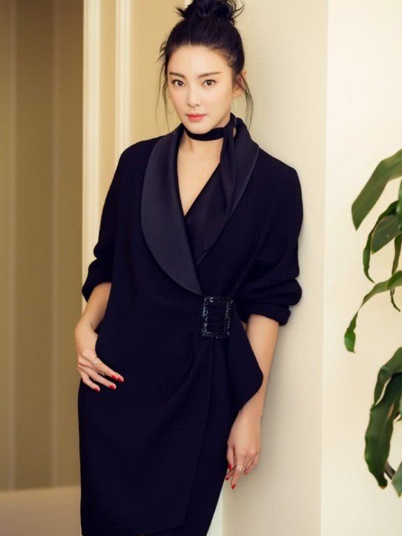 张雨绮衣品真心不错，一身黑超性感的！