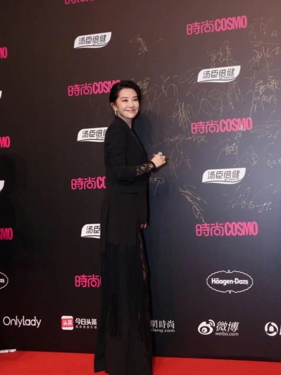 许晴终于不扮少女人设,出席活动穿西装更惊艳,黑色优雅红色贵气