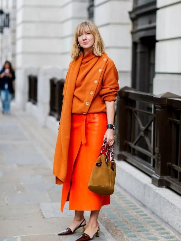 毛衣还能当围巾？今年流行“披着穿”！