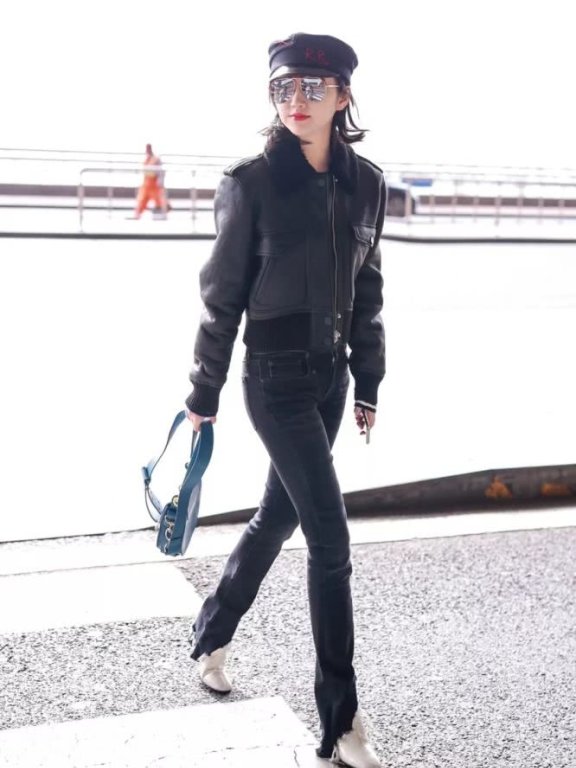 景甜越搭越来越酷！全黑皮衣造型太帅！