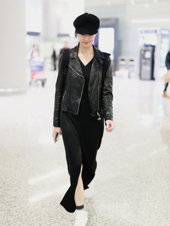 张钧甯大冬天穿开叉吊带裙还裸腿!