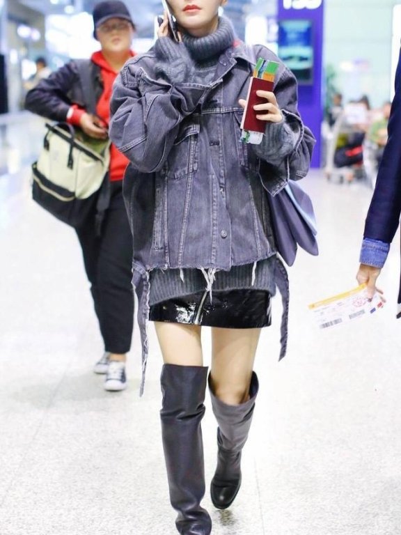 被秦岚美到了,拼色外套配百褶裙轻松美回18岁,换个新发型甜炸了