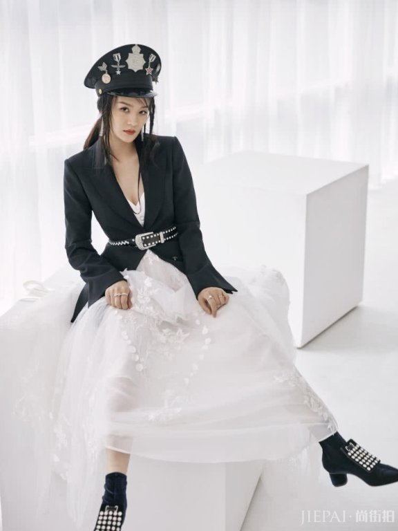 没想到曾一萱身材这么好,穿西装深V裙,小秀脚踝美呆了