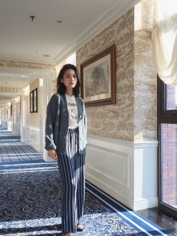 上班族女性日常穿搭，大衣搭配连衣裙知性又干练，让你专业度满分