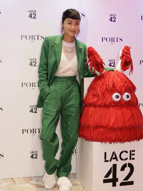 徐濠萦的造型终于正常了,但是鞋带系上得1小时吧?至少30根