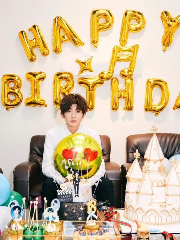 王源18岁生日仍在排练 许愿踏实做自己喜欢的事
