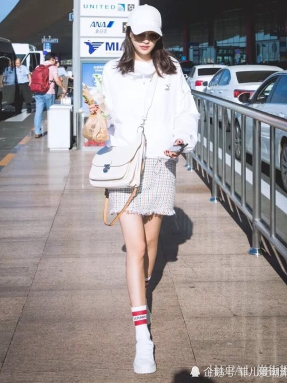孙怡当妈后越来越时髦!袜子穿出鞋子外显得腿长又性感
