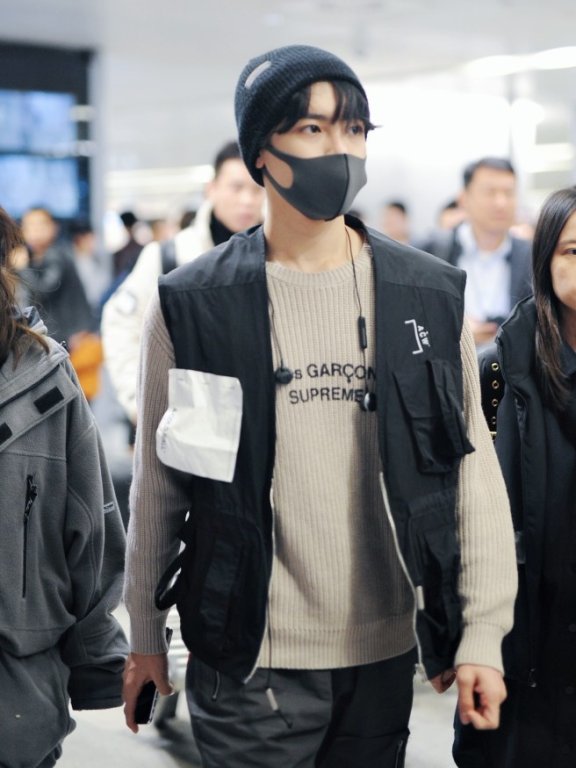 被侯明昊帅到了,不仅剧中穿搭青春阳光,剧外穿搭更是时尚又帅气