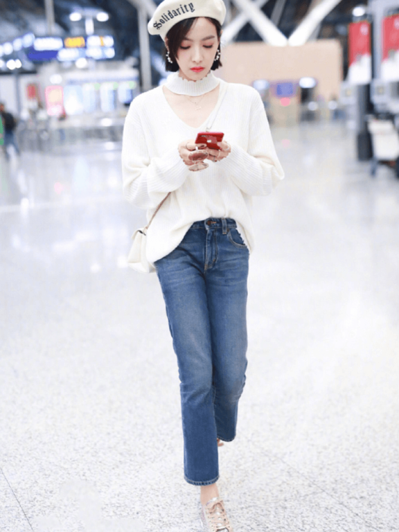 宋茜白色毛衣搭配贝雷帽现身上海机场,俏皮可爱