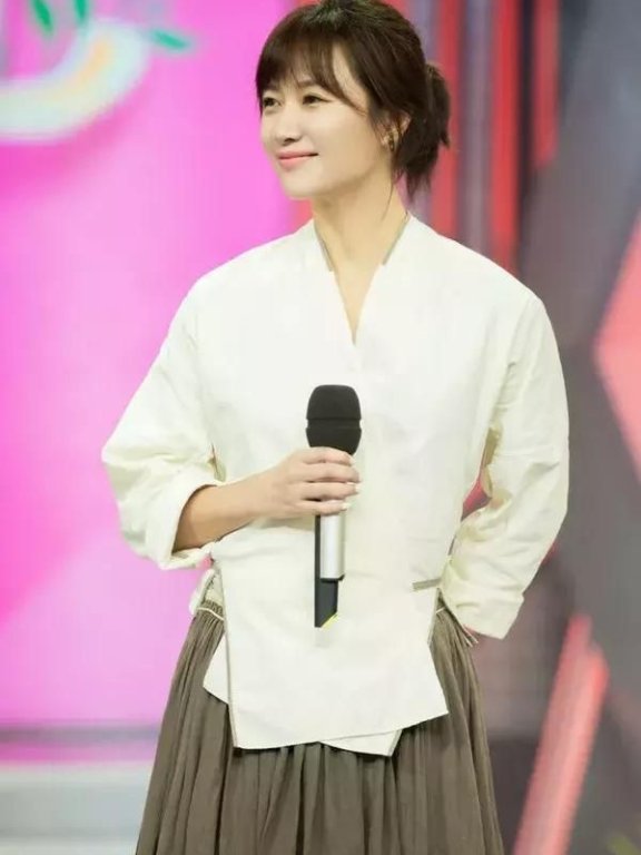 徐静蕾清新亮相，眉眼之间流露出知性洒脱！