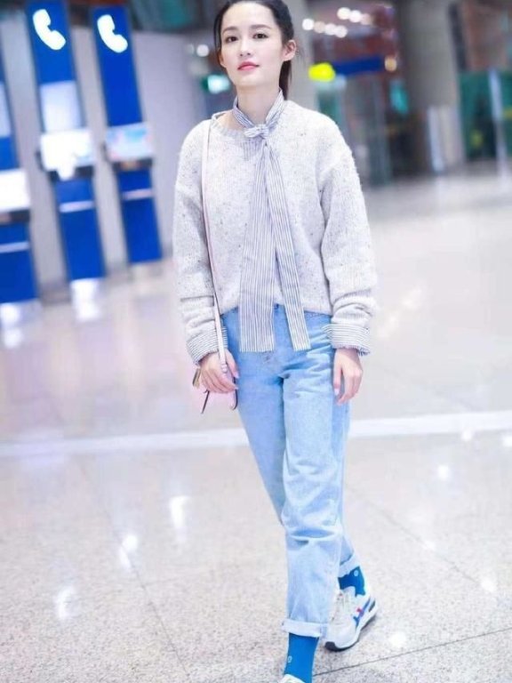 李沁太会穿了,清新装扮,28岁穿出18岁少女感!