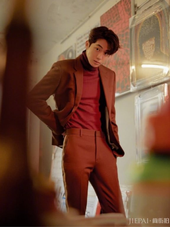 南柱赫拍画报，穿高领毛衣造型百变，做帅气的“南朋友”