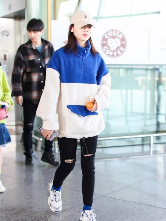 杨超越穿成“袋鼠宝宝”,获粉丝送橘子直接塞进口袋里,奶萌可爱