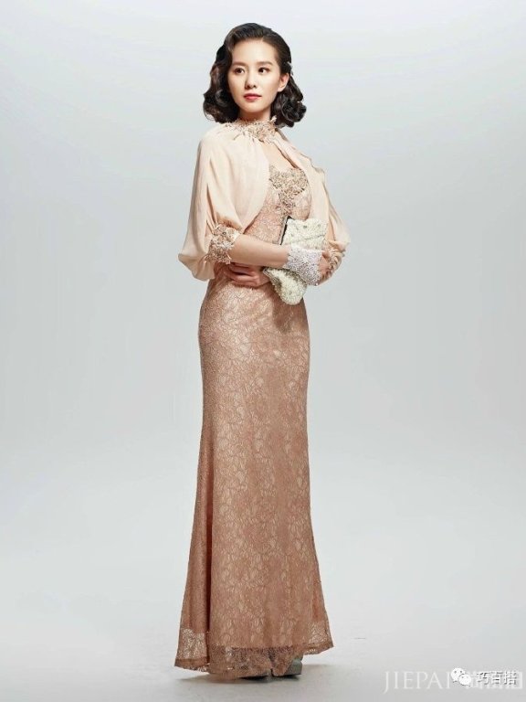 刘诗诗气质不是小花能比的！拥有天鹅颈的她复古风亮相，美翻了